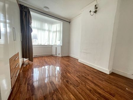 3 Bed Terraced House, Natal Road, IG1 - Photo 4