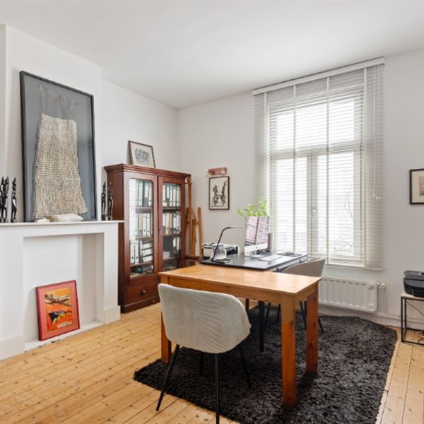 Instapklare en zeer centraal gelegen( deels gemeubelde) ruime herenwoning op 1498m2 met 5 SLK, garage & parktuin - Foto 1