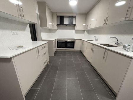 6 bedroom detached house to rent - Photo 5