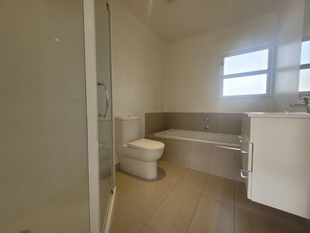 Large spacious 5 Bedroom home - Photo 4