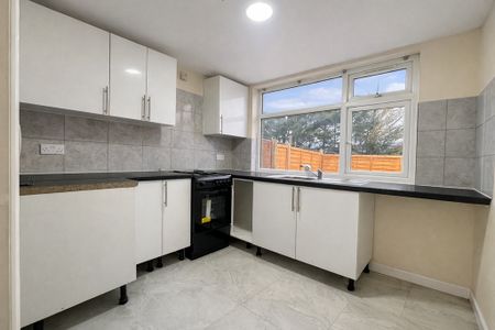 Modern 4 Bedroom Flat To Let - HP11 - Photo 5