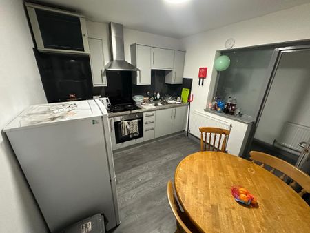 3 bedroom flat to rent - Photo 5