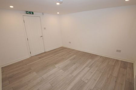 214 Wash Lane, Bury, Greater Manchester, BL9 7DR - Photo 4
