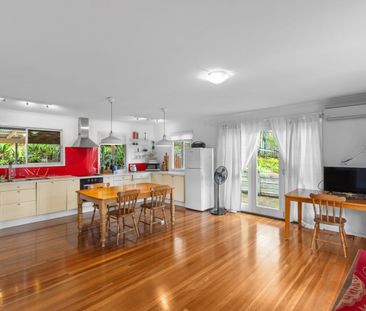 Beautifully Renovated Split-Level Home in Quiet, Leafy Pocket - Photo 2