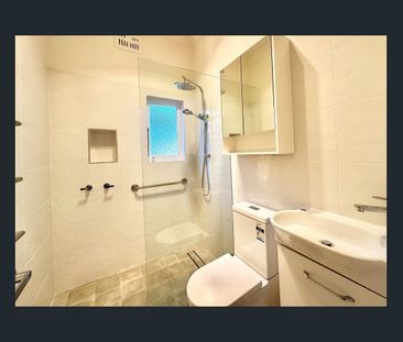 Prime location delivering stylish, easygoing living in a well-conne... - Photo 6