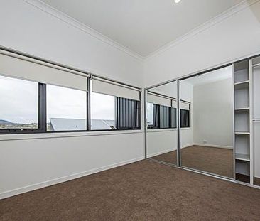 Tri-Level Townhouse in a Prime North Canberra Location! - Photo 3