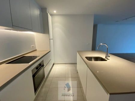 Stijlvolle en ruime loft met 2 slaapkamers, dressing, overdekt terras en 2 parkeerplaatsen - Photo 4