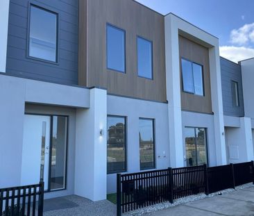 Amazing townhome, 3 bed, 2 living! - Photo 2