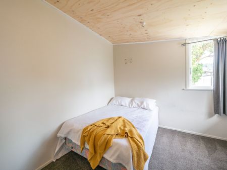 Cosy Three-Bedroom Home Minutes From the Esplanade - Photo 2