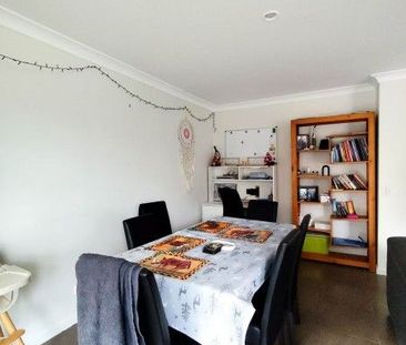 Master bedroom with private ensuite - Photo 5