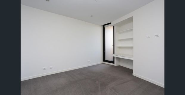 Stylish apartment with city views - Photo 1