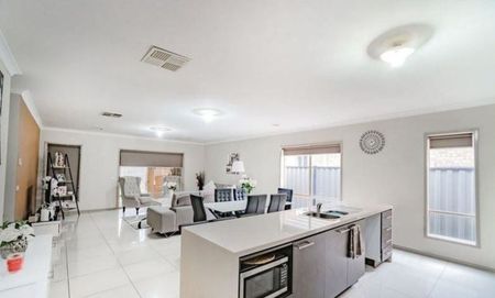 Stunning 3 Bedroom Home in Craigieburn - Photo 2