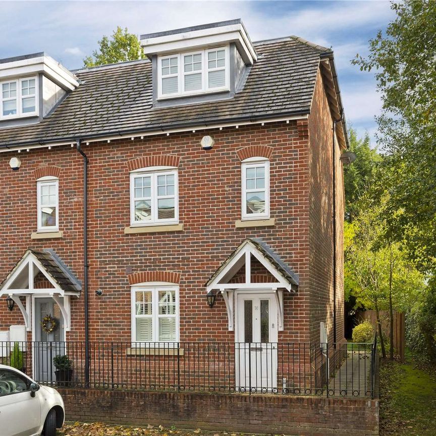 A stunning four bedroom family home located in the beautiful and peaceful Claygate village. - Photo 1