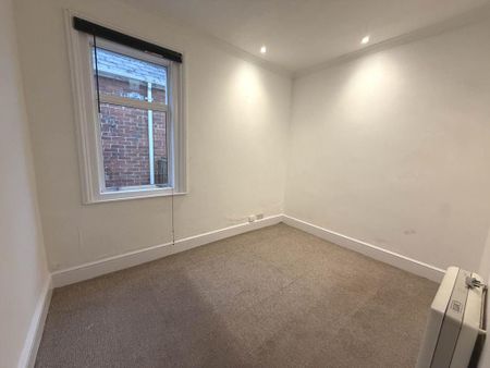 3 bedroom flat to rent - Photo 2
