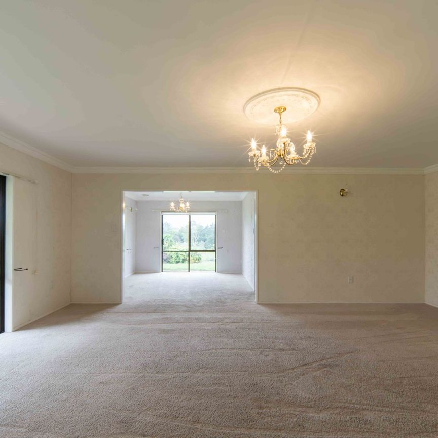 Spacious 6-Bedroom Home with Lifestyle Setting - Minutes from Hamilton Airport - Photo 1