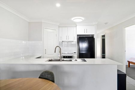 Modern 3-Bedroom, 2-Bath Home with Open-Plan Living & Private Courtyard in Glenvale - Photo 2