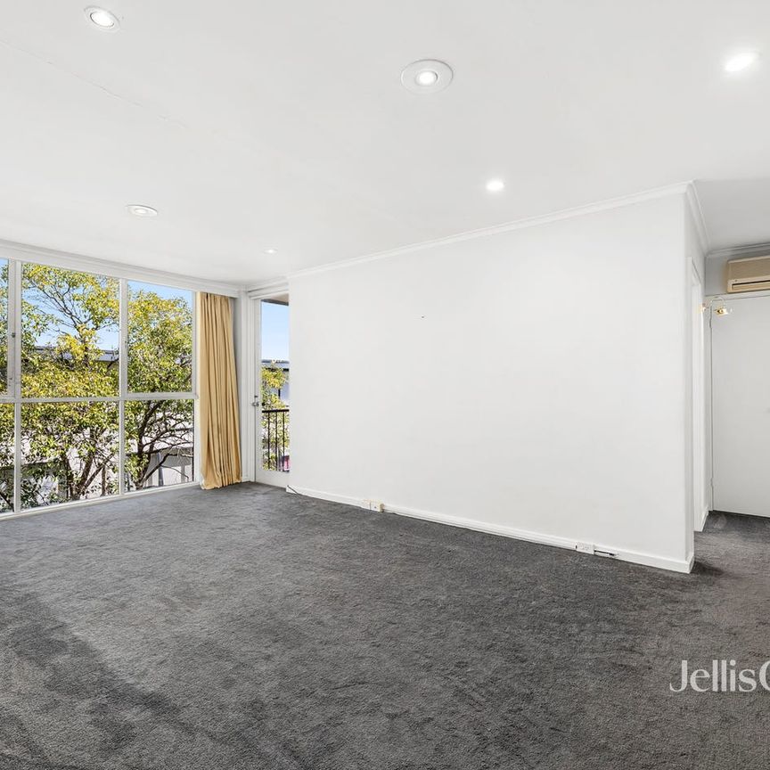 Light-Filled Two Bedroom Living in Desirable Toorak Location - Photo 1