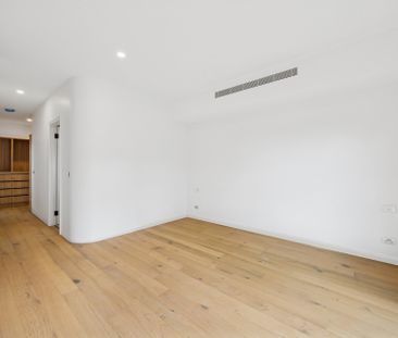 EXECUTIVE LIVING WITH DESIGNER DETAIL - Photo 2