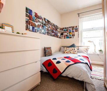 Stylish kitchen and hair/makeup station! - Photo 3