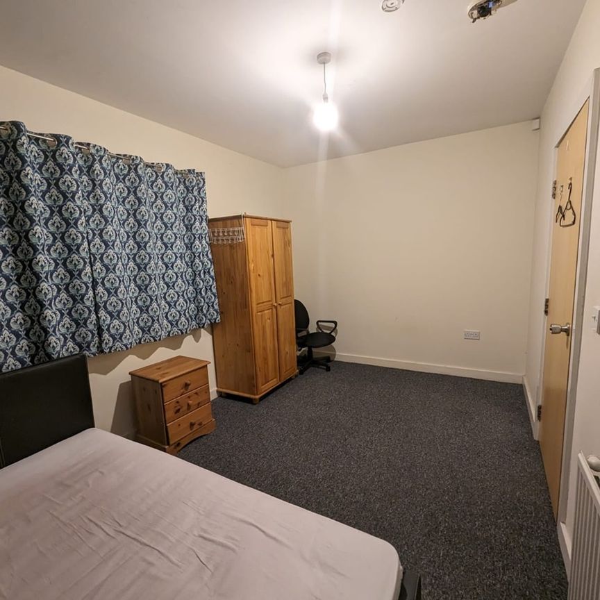 3 Bed Flat, Manchester, M15 - Photo 1