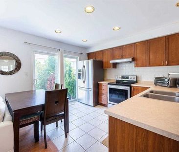 2458 Baintree Crescent town house — Oakville, ON (3-Bedroom) - 3 Bedroom - Photo 6