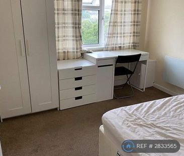 3 bedroom flat to rent - Photo 4