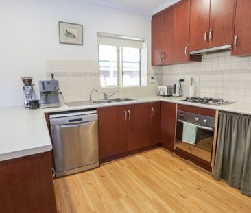 Neat & Tidy Family Home in a Quiet Location - Photo 1