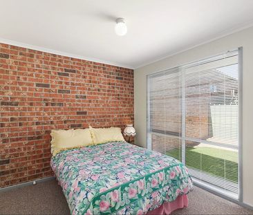 Charming 2-Bedroom Townhouse in Leafy Queanbeyan West - Photo 1