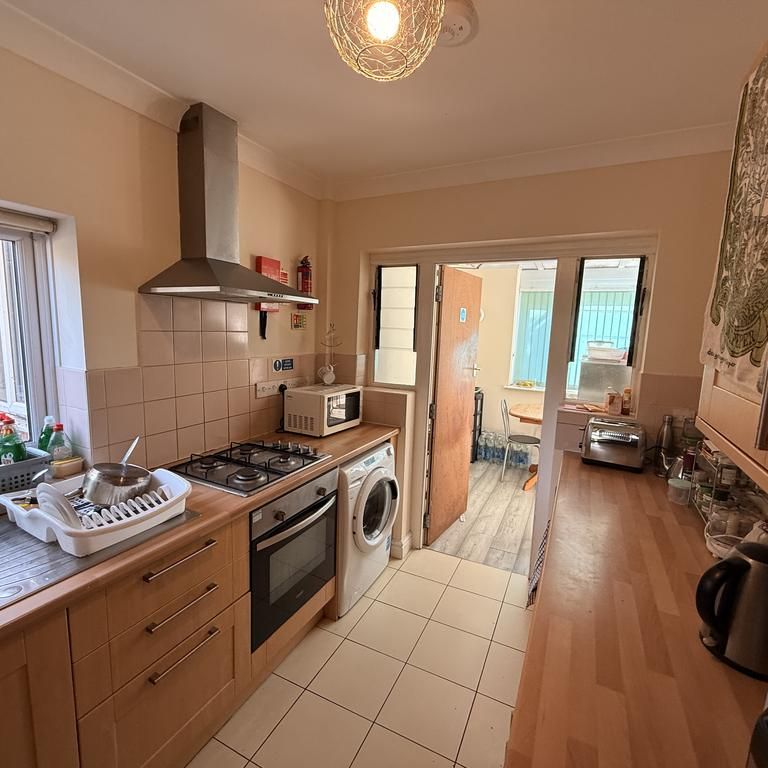 1 bedroom in a house share to rent - Photo 1