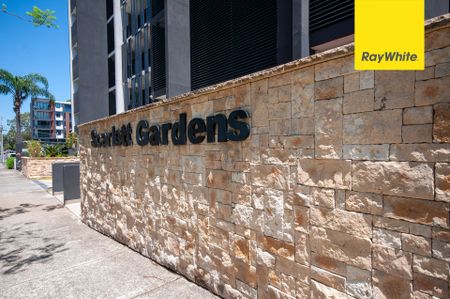 WELL PRESENTED TWO BEDROOM APARTMENT - Photo 4