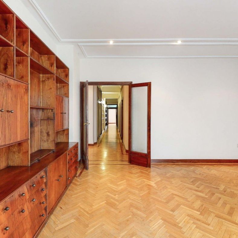 Large flat for rent in Valencia city center in a building of 1958 - Photo 1