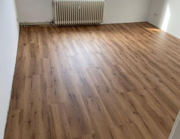 Kernsaniert & mit Seeblick – moderne 3-Zimmer-Wohnung in Salzgitter-Lebenstedt - Photo 1