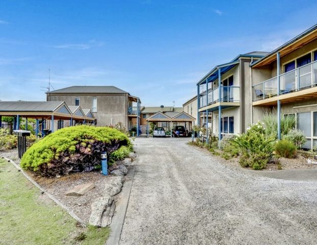 Light & Airy Two-Bedroom Townhouse - Photo 1