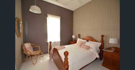BLUFF VIEW SMALL ACREAGE - LOVELY TIMBER QUEENSLANDER HOME - Photo 5