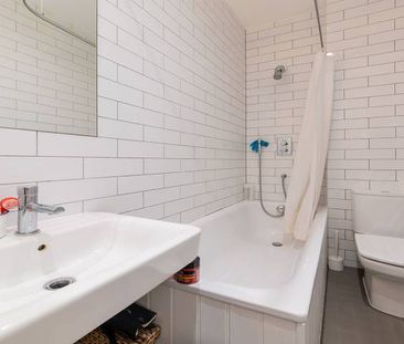 Modern Apartment - Photo 2