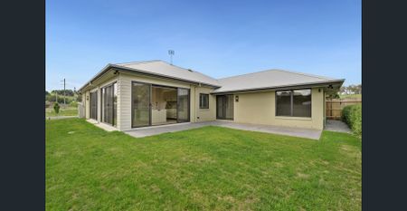 Luxury Living in a Newly Built Millthorpe Home - Photo 4