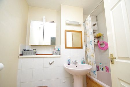 2 bedroom | Terraced house - Photo 5