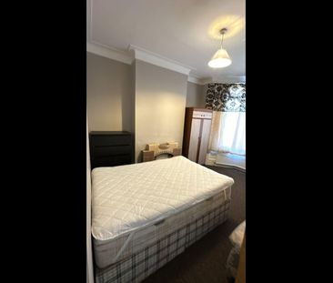 Room in a Shared House, Ruckholt Road, E15 - Photo 4