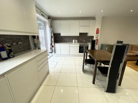 1 bedroom in a house share to rent - Photo 2