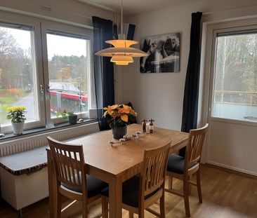 Mysig och välplanerad tvåa i Farsta – nära natur och kommunikationer! - Photo 2