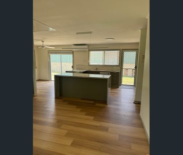 Newly renovated home in friendly neighbourhood - Photo 6