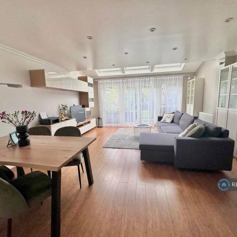 3 bedroom semi-detached house to rent - Photo 1