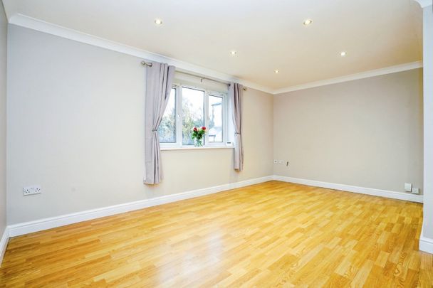 2 Bed Flat, Chantry Court, LS27 - Photo 1