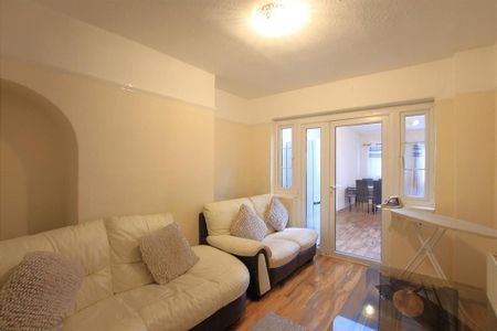 4 bedroom semi-detached house to rent - Photo 3