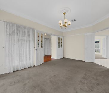 PRIVATE AND PERFECTLY POSITIONED IN DONVALE - Photo 2