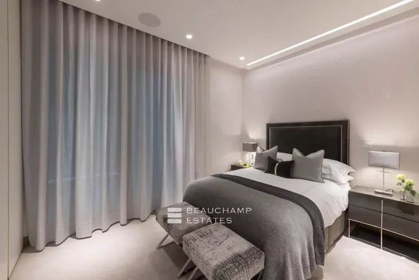 An exceptional contemporary residence with a private gated mews - Photo 1