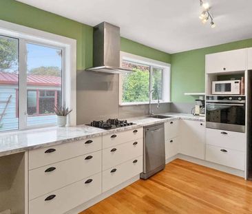 SPREYDON - RENOVATED HOME, THREE BEDROOMS, SINGLE GARAGE - Photo 2