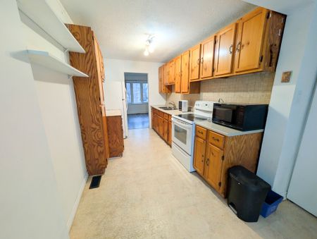 2 Bedroom House with Fully Finished Basement in St. Catharines! - Photo 2