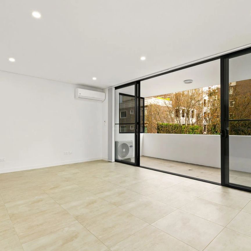 Modern 2-Bedroom Apartment in a Prime Location - Photo 1