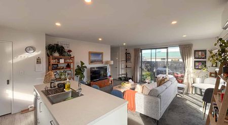Two Bedroom Two Bathroom Townhouse! - Photo 3